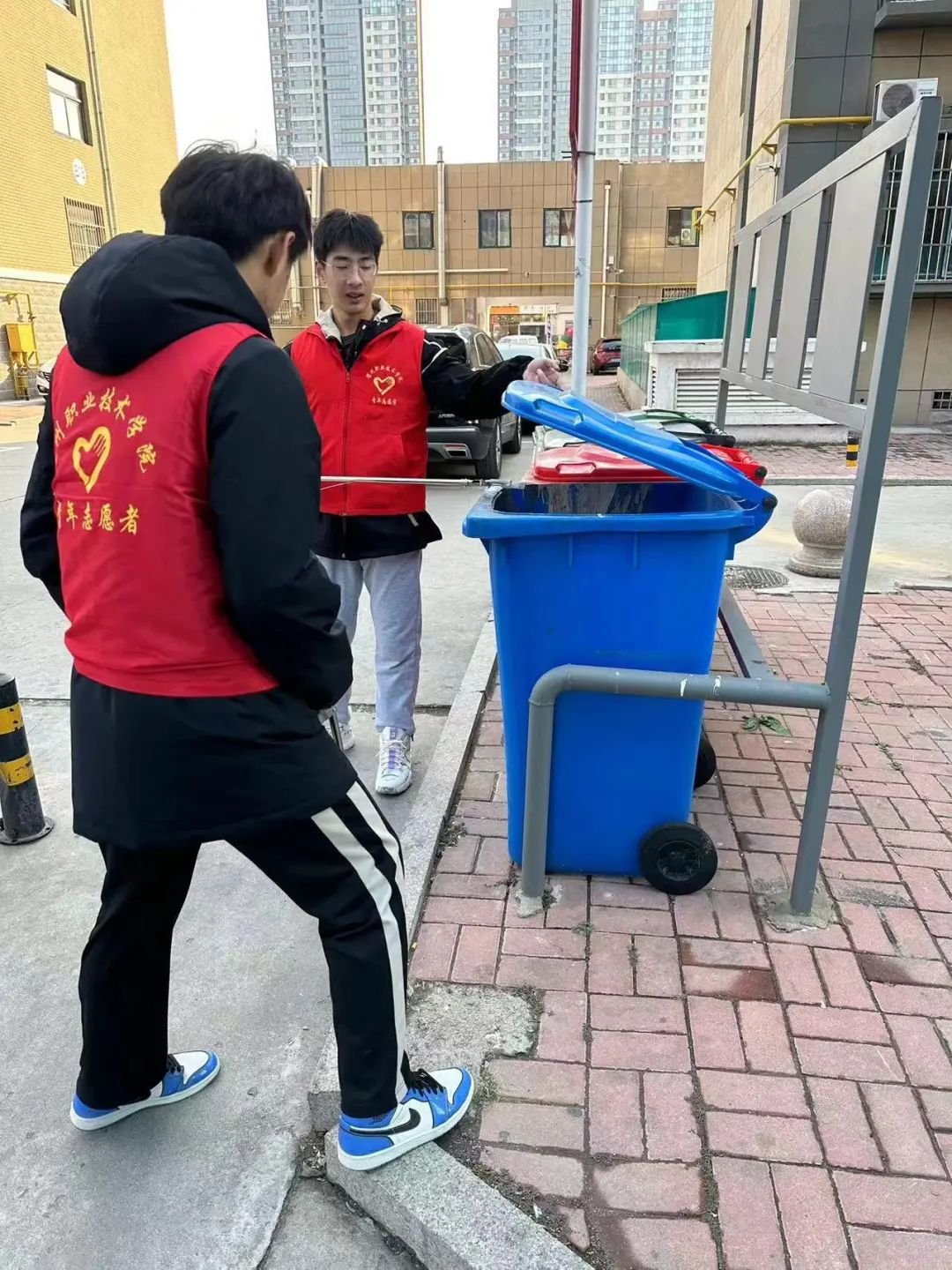 百万大学生进社区 | 我校青年志愿者协会开展“志愿服务进社区·清洁家园暖人心”社会实践活动-德州职业技术学院团委