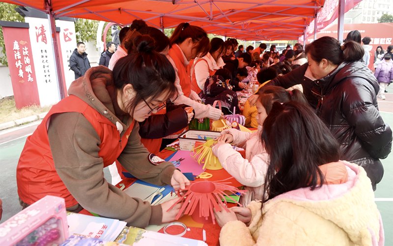 我校大学生志愿者参加“邵阳红”学雷锋文明实践志愿服务主题活动--邵阳学院