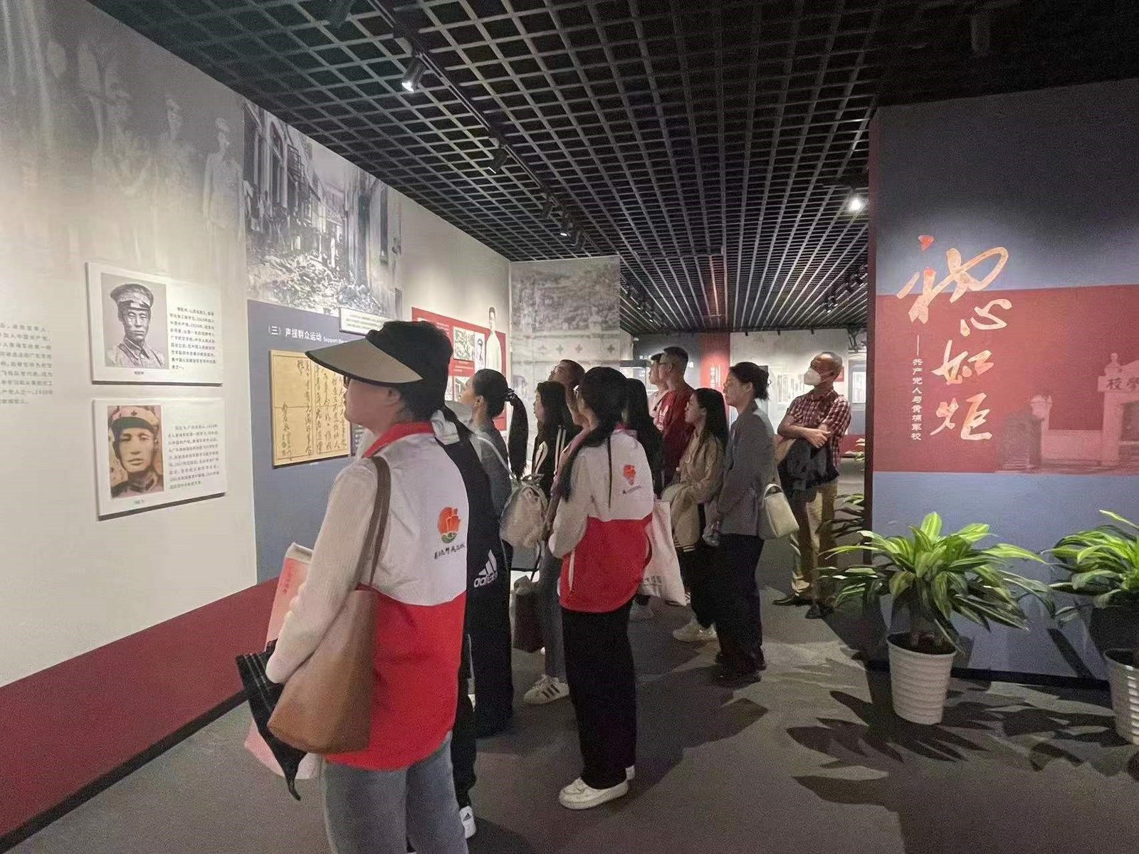 绣线传文脉 青春续匠心——长沙民政职院学子以湘绣非遗赋能婚庆文化创新