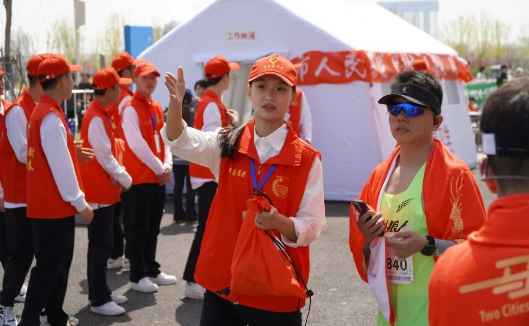 “应”尽全力,绽放青春|我校志愿者圆满完成2024年郑开马拉松志愿服务工作-团委