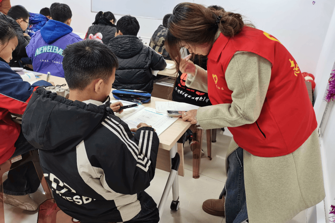 任选一个国内专科院校，编写一个大学生寒假社会活动文章，要求有具体学校专业名称人名，有表格，字数1600字